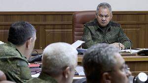 Das russische Verteidigungsministerium (Minister Schoigu im Bild) rekrutiert wieder
