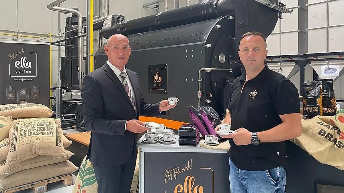 Röstmeister Dejan Ljubicic (r.) und Vertriebschef Georg Strebenitzer in der Rösterei