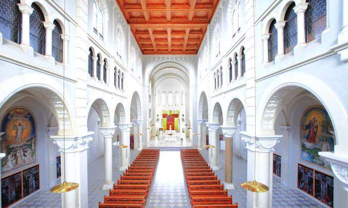 Blick in die Tanzenberger Kirche mit Bildern des "Piraner Kreuzwegs" in den Seitenschiffen