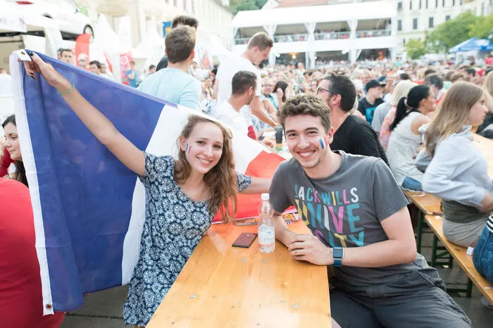 ... und Frankreich-Fans lieferten sich ein Match der guten Stimmung.