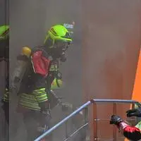 Feuerwehrleute beim Einsatz bei McLaren