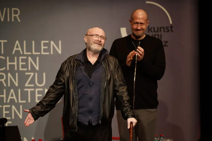 Der 68-Jährige stellte sich am Nachmittag fast zwei Stunden lang einem geschlossenen Publikum und beantwortete Fragen über sein Leben und seine Karriere als vielseitiger Schlagzeuger, Sänger, Songwriter und Arrangeur. Das Podium leiteten Andre Doehring vom Institut für Jazzforschung und Edward Partyka, Institutsvorstand der Jazzabteilung (Bild).