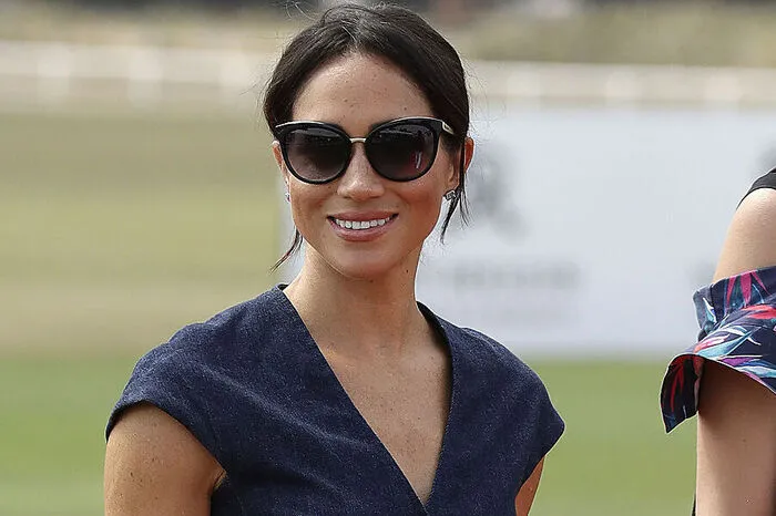 Herzogin Meghan. Ihre Looks brechen Rekorde: Alleine die Clutch des Labels J.Crew, die sie bei einem Poloturnier trug, wurde innerhalb lediglich einer Stunde 3000 Mal verkauft ... 