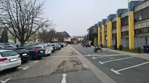 Ein Luxus: Drei Mopeds auf 22 Parkplätzen. Autos dürfen hier nicht parken, am Max-Joham-Platz ist kein einziger Parkplatz frei. Diesen „Luxus“ wird es bald nicht mehr geben