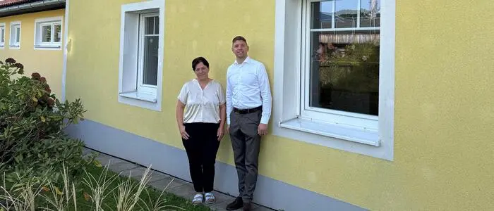 Krippenleiterin Lydia Jocham und Bürgermeister Lukas Vogl vor der Kinderkrippe „Spatzennest“