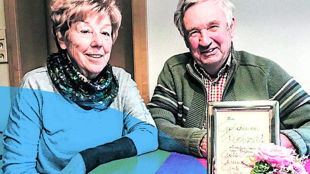 Maria und Hans Painold mit dem gerahmten Brief, der an ihre Goldene Hochzeit erinnert