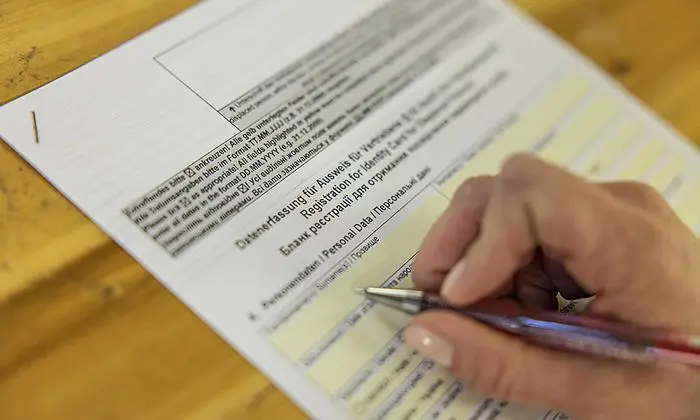 Jede Person muss ein Formular ausfüllen