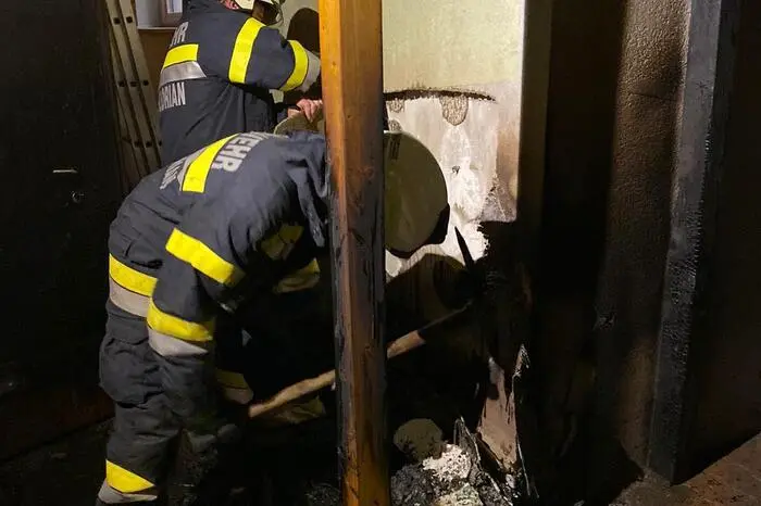 Sie befreiten außerdem das Wohnhaus mithilfe eines Druckbelüfters vom Rauch.