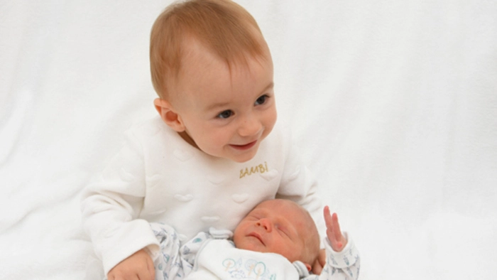 Das Herz von Schwester Lucy hat Tobias (2442 g, 51 cm), der am 29. September um 18.35 Uhr geboren wurde, im Sturm erobert. Mama Julia und Papa Thomas Arich aus Villach genießen die gemeinsamen Kuschelstunden zu viert.