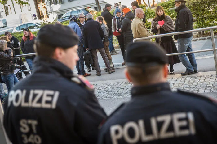 Letzendlich wurde diese nie offizielle angesetzte Verhandlung aber wieder abgesagt, der Präsident des Straflandesgerichts bat alle, das Haus zu verlassen.