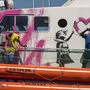 Der britische Street-Art-Künstler Banksy finanziert ein Boot, das Flüchtlinge im Mittelmeer retten soll 