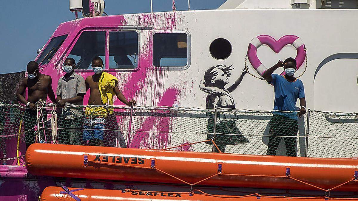 Der britische Street-Art-Künstler Banksy finanziert ein Boot, das Flüchtlinge im Mittelmeer retten soll 