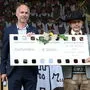 Bürgermeister Reinhold Kollnig übergab Obmann Johannes Nemmert einen 2000 Euro-Gutschein für die Anschaffung eines Instruments für die Kapelle