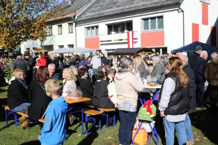 Im Marktgetümmel unter anderem gesichtet: Bürgermeister Peter Grabner, Schlossherr Constantin Staus-Rausch, Feuerwehrkommandant Wolfgang Bergner und zahlreiche ehemalige Gradeser, die extra zum Wolfgangi-Fest ins Metnitztal gekommen waren.
