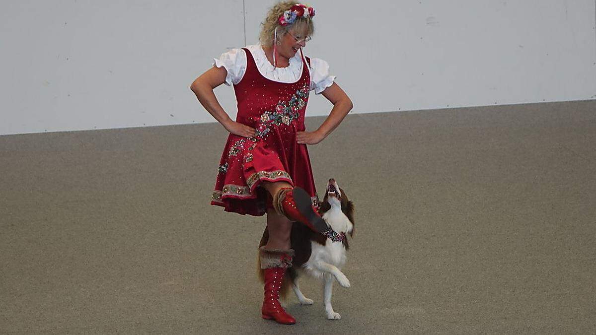 Hunde und Herrchen sind ein eingespieltes Team beim Dogdance (Sujetbild)