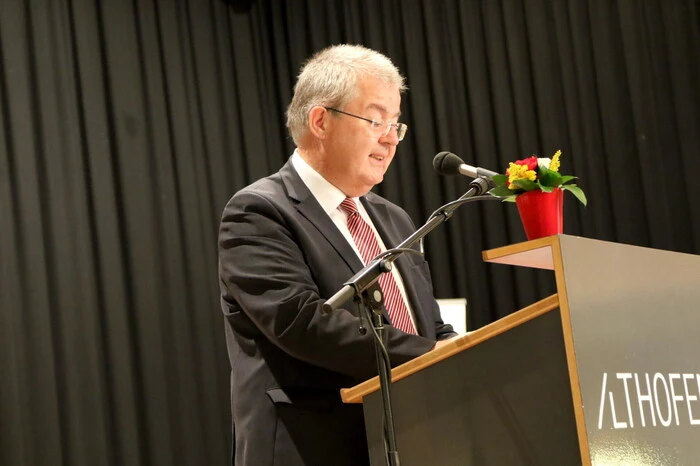 Im Kulturhaus gesehen wurden neben zahlreichen Gemeindeoberhäuptern aus dem Bezirk unter anderen „Hausherr“ Bürgermeister Walter Zemrosser (Foto), Diözesanbischof Josef Marketz, Astrid Legner, Vizepräsidentin der Wirtschaftskammer Kärnten, Elisabeth Schneider-Brandauer, Direktorin des Bischöflichen Seelsorgeamtes, Hans Tilly, Gründer der Althofener Holzindustrie, Caritas Kärnten-Geschäftsführerin Marion Fercher, Kammeramtsdirektor Christian Waldmann, Hannes Gailer, Finanzvorstand der Wietersdorfer Gruppe, Wirtschaftskammer-Obmann Walter Sabitzer, Dechant Lawrence Pinto, Krankenhaus der Barmherzigen Brüder St. Veit-Direktor Manfred Kraßnitzer, Humanomed Althofen-Verwaltungsleiter Markus Terkl, Tierarzt Josef Sucher sowie Auer von Welsbach-Experte Roland Adunka. 