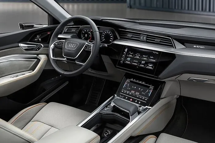 Zwei E-Maschinen treiben den Elektro-SUV mit einer Systemleistung von bis zu 300 kW und 664 Newtonmetern Drehmoment an. Von 0 auf 100 km/h beschleunigt der e-tron in 5,7 Sekunden. Bei 200 km/h erreicht er seine elektronisch abgeregelte Höchstgeschwindigkeit.