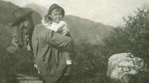 Konrad Mautner nimmt ein Kind Huckepack, ca. 1920