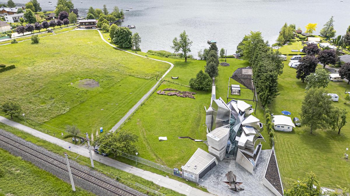 Auf diesem Grundstück (links) soll das Badehaus gebaut werden