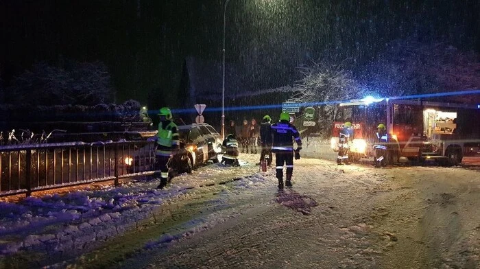 Vermutlich aufgrund des dichten Schneefalls und der schneebedeckten Fahrbahn war ein Pkw gegen 21.45 Uhr ins Schleudern geraten, nur von einem Brückengeländer wurde er vor dem Absturz in den Bach bewahrt.