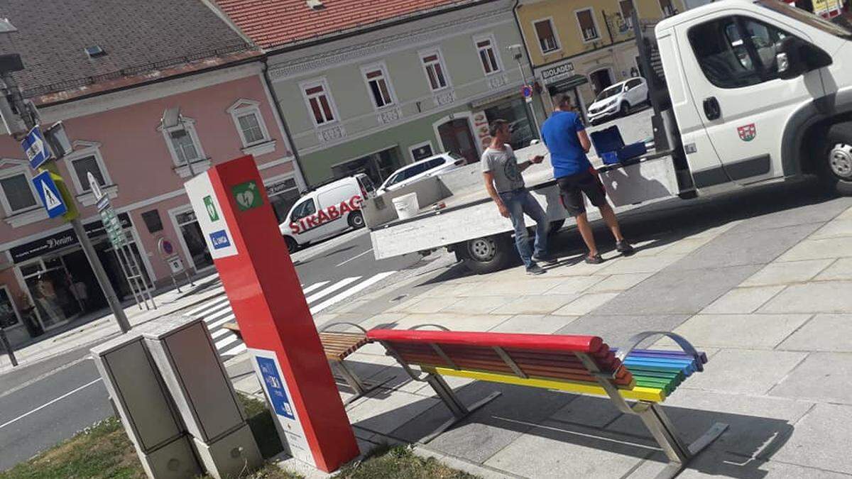 Die beiden neuen Parkbänke zum Ausruhen befinden sich bei der Defi-Säule