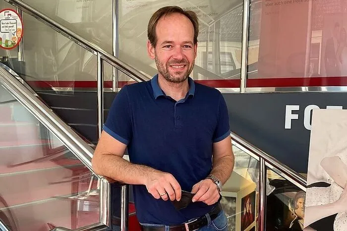 Armin Russold, Vater, Trofaiach: Das Schuljahr war wirklich herausfordernd, und zwar für alle drei Seiten - die Schüler, die Eltern und die Lehrer. Ich war aber überrascht, wie super alles trotzdem funktioniert hat. Die Lehrer haben die Arbeit gut koordiniert. Die Kinder haben an Eigenständigkeit und Selbstdisziplin dazugewonnen. Wobei für das Volksschulkind schon noch wichtig war, dass die Mama ein bisschen mitgeholfen hat. Wir haben die Tagesstruktur immer eingehalten, was die Arbeit freilich erleichtert hat. Am Vormittag war Arbeitszeit, wie sonst in der Schule auch. Positiv habe ich aus diesem Jahr mitgenommen, dass die Kinder selbstständiger geworden sind und auch den Präsenzunterricht wieder mehr schätzen gelernt haben. Ich finde, dass die soziale Komponte - also das Treffen mit den Klassenkameraden - eine wichtige Rolle spielt. Für das kommende Jahr wünsche ich mir einen Normalbetrieb mit einem geordneten Ablauf. Wenn nötig, kann man die Teststrategie sicher fortsetzen.
