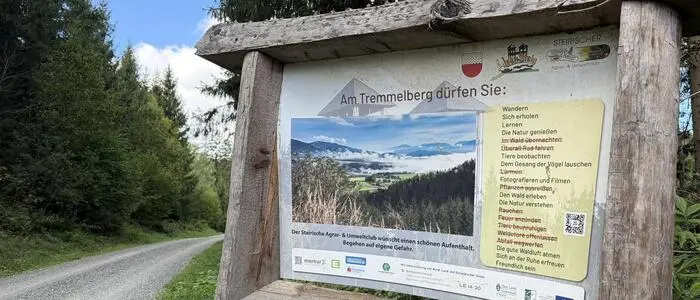 Die Tafel zeigt, was am Tremmelberg erwünscht ist und was nicht. Punkt 6 „Überall Rad fahren“ bleibt durchgestrichen