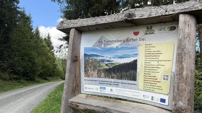 Die Tafel zeigt, was am Tremmelberg erwünscht ist und was nicht. Punkt 6 „Überall Rad fahren“ bleibt durchgestrichen