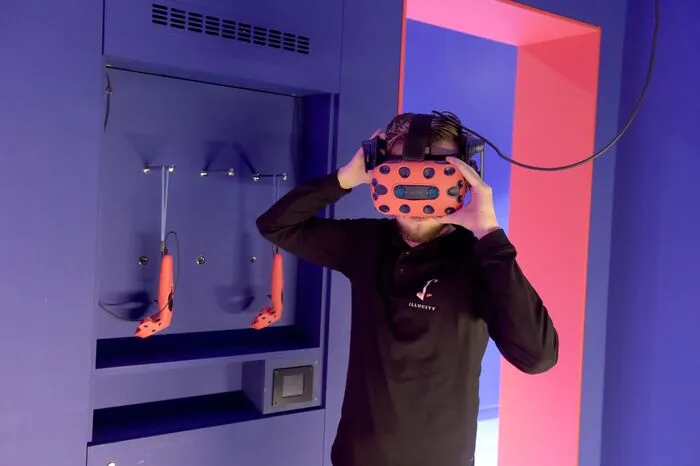 Immersion ersetzt die Fernreise.Wenn wir in fremde Länder reisen wollen, tun wir das künftig immer häufiger virtuell. Zum Beispiel mit der VR-Brille, ohne uns dabei vom Sofa zu bewegen. 27 Prozent aus der Generation Z wünschen sich schon heute, dass sie ihr Zuhause nicht verlassen müssen, um etwas zu erleben. 2038 erleben wir die Ära der Immersion: das Abtauchen in virtuelle Welten. Während der schrumpfende Wohnraum uns Grenzen setzt, öffnen wir uns so ein neues Fenster zur Welt. Und das ganz ohne Risiko: Die eigenen vier Wände geben uns Sicherheit – und Touristen-Scharen gibt es auch nicht.