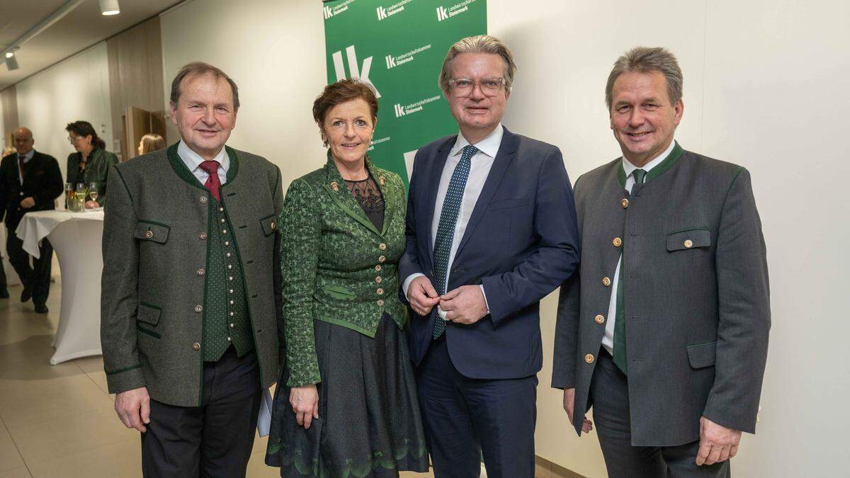 Kammerdirektor Werner Brugner, LK-Vize-Präsidentin Maria Pein, LH Christopher Drexler (ÖVP) und LK-Präsident Franz Titschenbacher