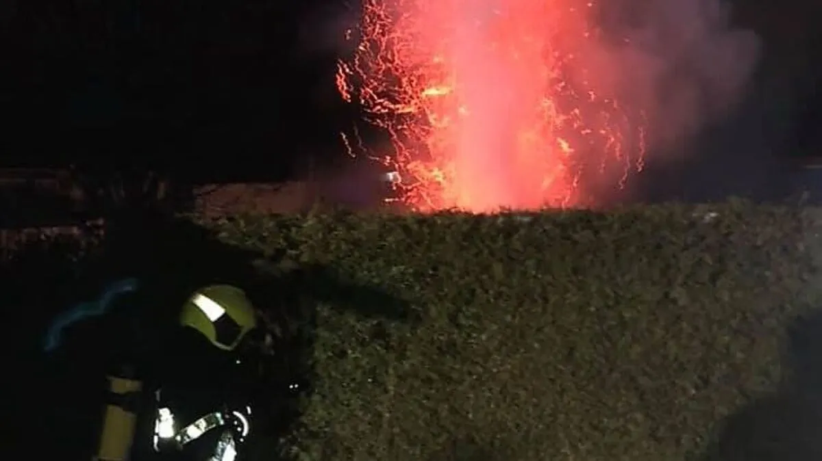 Die Stadtfeuerwehr Knittelfeld wurde am Donnerstag, dem 2. Jänner, zu einem Heckenbrand gerufen