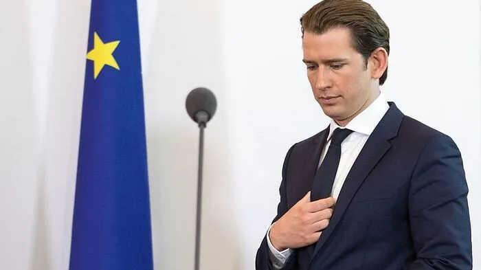 Sebastian Kurz: Der kühle Reformer Note: 2 Die einen brechen in Jubel aus, die anderen gehen die Wände hoch: Kanzler Sebastian Kurz ist wild entschlossen, Österreich umzubauen und in der Republik einen Systemwechsel einzuleiten. Bei der Arbeitszeit wurden bewusst die Sozialpartner, die Gewerkschaften, die Betriebsräte – quasi als „Relikte der Nachkriegsordnung“ – marginalisiert. Hätte Kurz in Europa das alleinige Sagen, dürften Asylwerber und Migranten gar nicht europäischen Boden betreten und müssten in der Ferne um Asyl oder um einen Job in Europa anklopfen. Mit den großen strukturellen Reformen lässt sich Kurz Zeit – sofern sie überhaupt kommen. Schon lange nicht hat ein Kanzler die Öffentlichkeit so polarisiert, Kurz weiß, was er will. Im 16-köpfigen Team ist er der Einzige mit Regierungserfahrung. Er weiß, wie man Themen setzt, die Öffentlichkeit an der Nase herumführt, von Unangenehmem ablenkt – ein echter Profi.