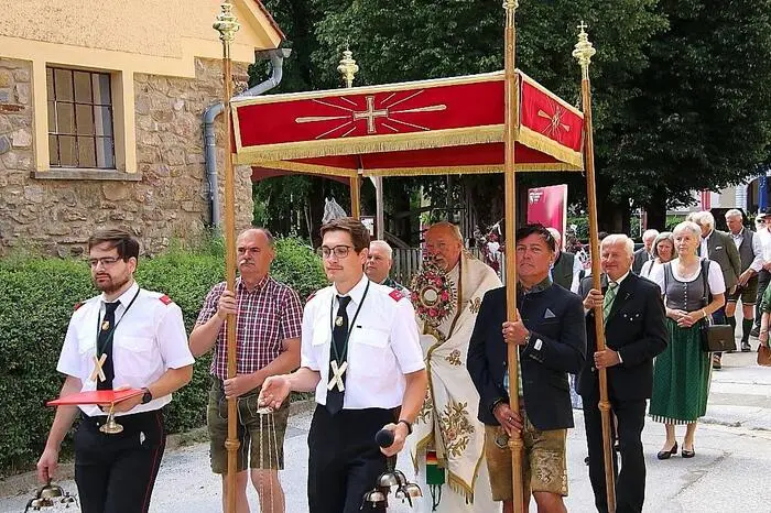 Nach dem Festgottesdienst und dem kirchlichen Umgang, den der Musikverein Gestüt Piber gestaltete, wurde beim Rüsthaus zu den Klängen des legendären Zangtaler Quintetts mit Paula & Günter gefeiert, geschmaust und geplaudert. 