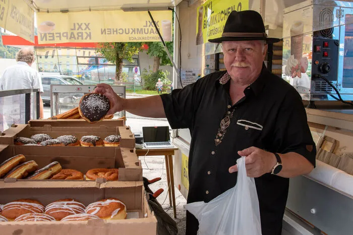 An den verschiedenen Ständen können nicht nur Käse-Sorten, sondern auch andere Schmankerln verköstigt werden. 