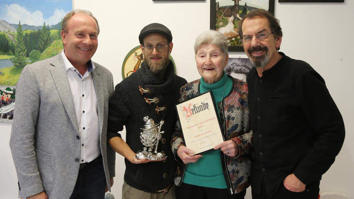 Die Geehrte mit Bürgermeister Peter Bacher, Bildhauer Winfried Steiner und Initiator Helmuth Ploschnitznigg