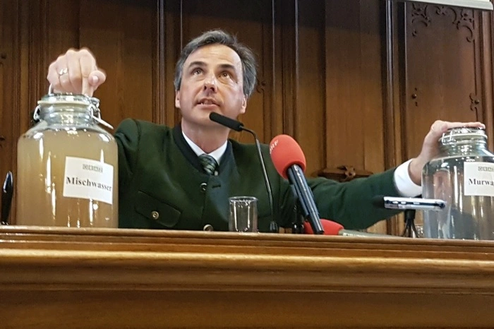 So zeigte Siegfried Nagl (VP) Grazer Wasser vor und nach einer Klärung - um für den Speicherkanal zu argumentieren.