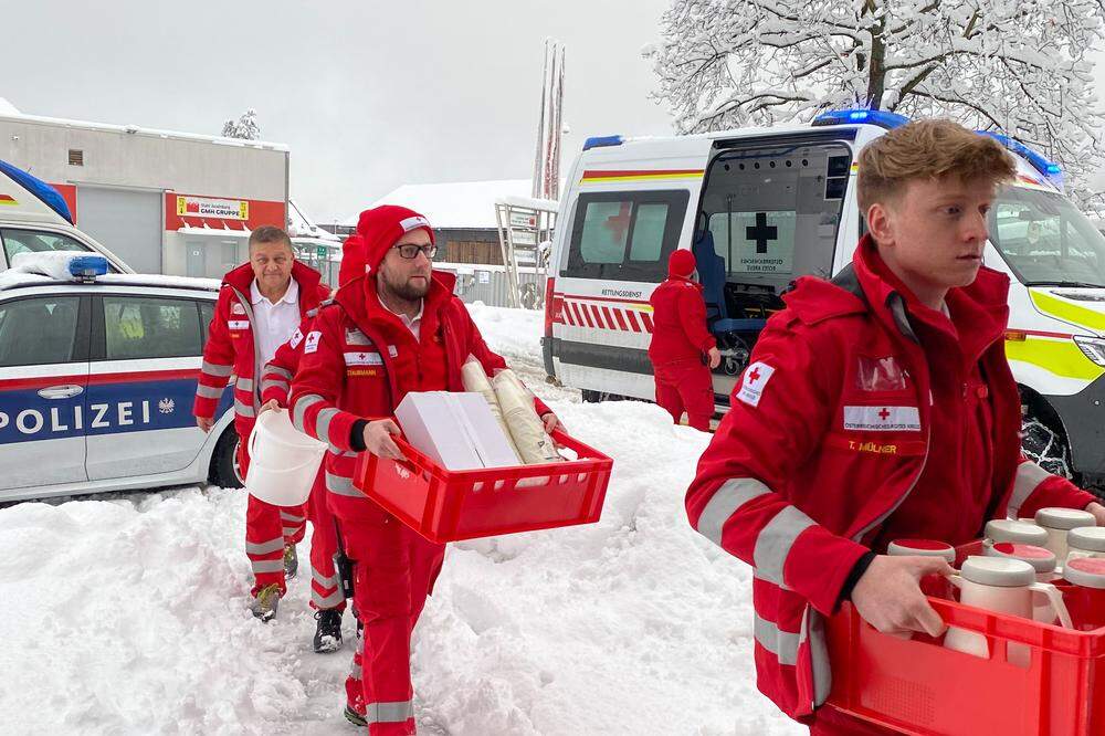Rotkreuzhelfer bringen Lebensmittel zum Bahnhof, wo rund 200 Zuggäste festsitzen