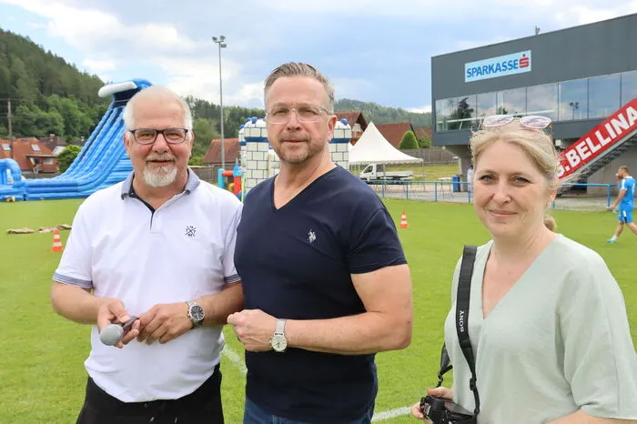 Bürgermeister Helmut Linhart (Mitte) freute sich über zahlreiche Besucher und Teilnehmer.