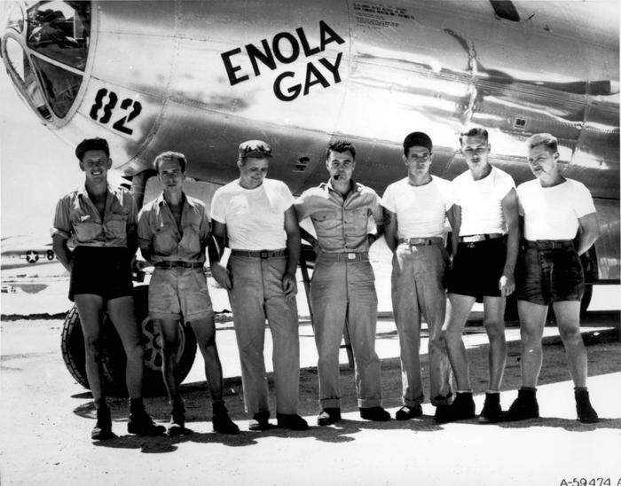 Die Bodencrew der "Enola Gay" - in der Mitte: Paul W. Tibbets