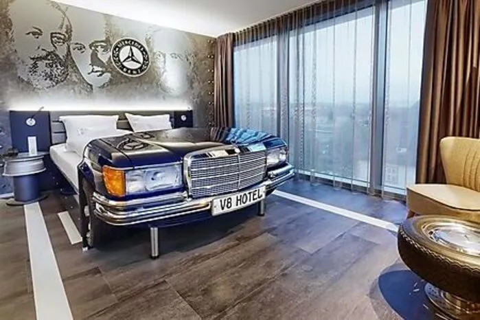 Die oft täglich wechselnden Sammlungen von Hunderten Oldtimern, Sportwagen und Motorrädern, die auch verkauft, restauriert, gewartet oder vermietet werden, flankieren zahlreiche Accessoire-Shops, Galerien, Bars, Restaurants und eine Herberge namens V8-Hotel.