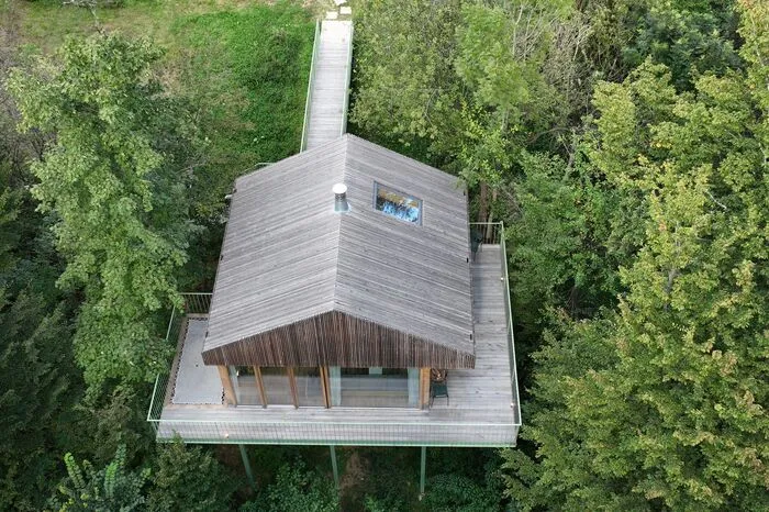 Das Baumhaus aus der Vogelperspektive.