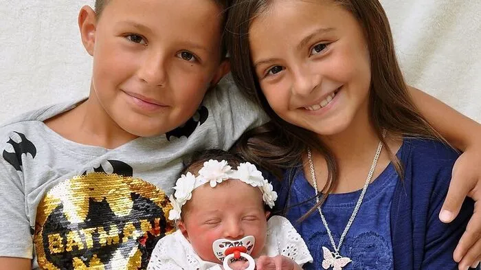 Ajla und Benjamin freuen sich über ihre kleine Schwester Anessa (3326 g, 52 cm). Sie kam am 16. August um 7.59 Uhr zur Welt. Stolz sind auch die Eltern Elma und Mensur Crnica aus Villach.