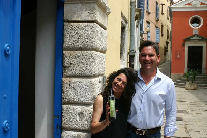 Anessa und William Negri betreiben in Labin eine kleine Vinothek und sind Olivenölspezialisten.