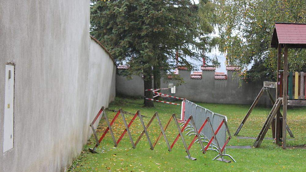 Die Stiftsmauer beim Kinderspielplatz im Stift Eberndorf sinkt, die Stabilisierung wäre sehr kostspielig. Die Mauer dürfte nächste Woche abgerissen werden