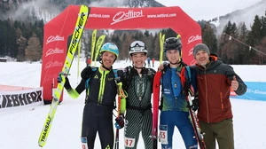 Die siegreichen Läufer der Rennklasse stehen zusammen mit dem Obmann der Alpenraute vor dem Zielbogen