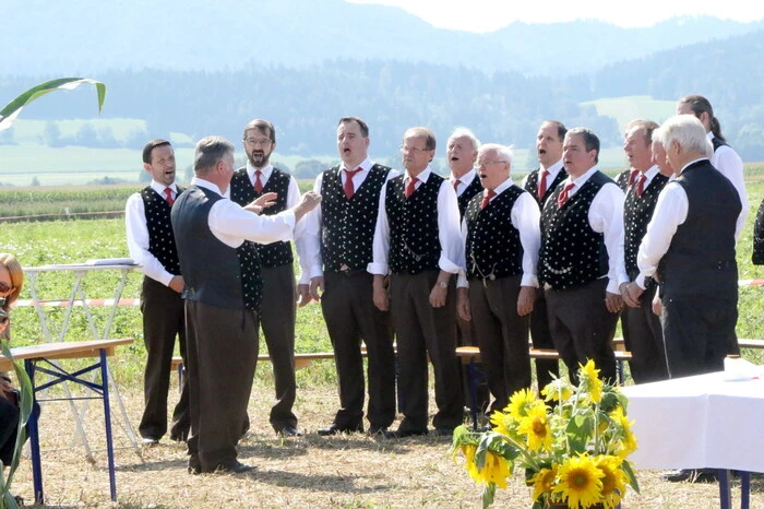 Nach der Feldmesse mit Traktorensegnung (musikalische Umrahmung: Männergesangsverein Krappfeld) stand dem Beginn des Pflüger-Wettbewerbes nichts mehr im Wege. 