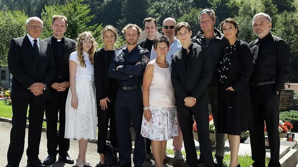 Gruppenbild mit Bürgermeisterin (6. v. r.)): Wolfgang Böck, Thomas Stipsits, Zoe Straub, Patricia Aulitzky, Maximilian Brückner, Frederic Linkemann, Produzent Thomas Hroch, Bürgermeisterin Christine Holzweber, Nicolai Gemel, Regisseur und Drehbuchautor Nils Willbrandt, Ursula Strauss und Karl Fischer (v. l.),