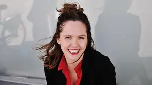 Emily Cox vertiefte sich in die Rolle der legendären Alma Mahler-Werfel.