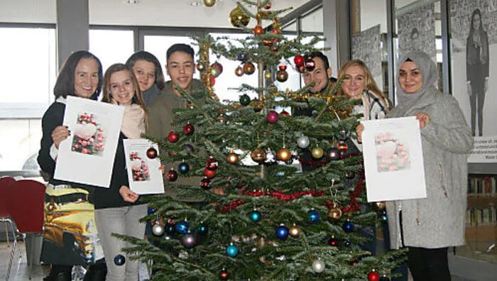 Schülerinnen und Schüler mit Direktorin Melitta Trunk