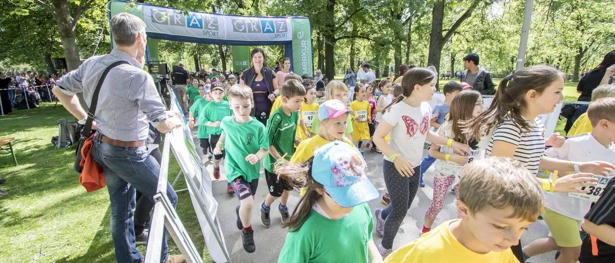 Viele Volksschüler im Augarten, die laufen
